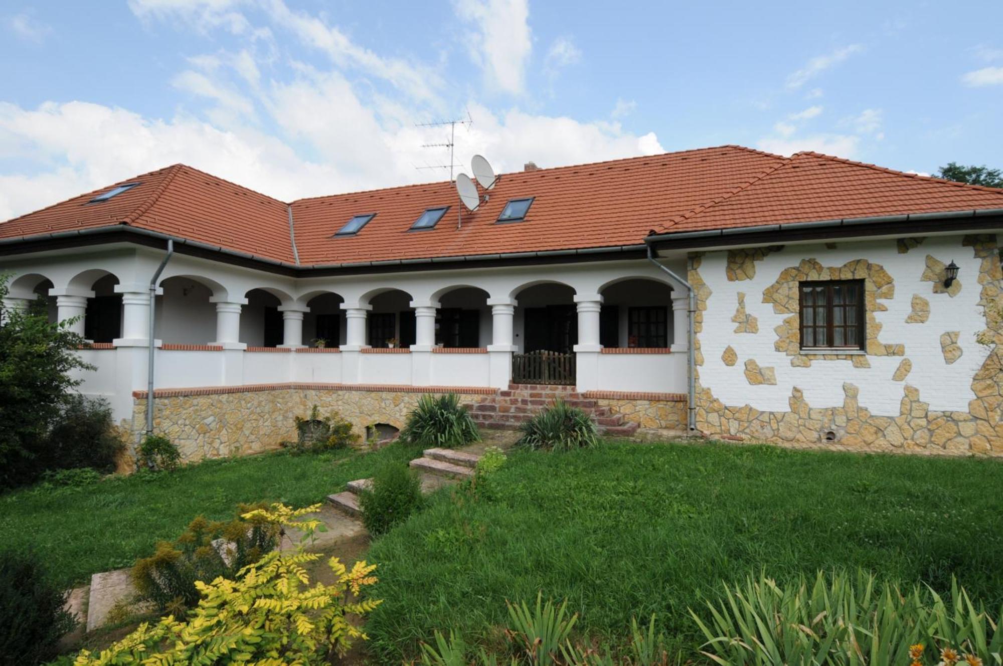 Somogy Kertje Ueduelofalu Es Etterem Bonnya Exterior foto