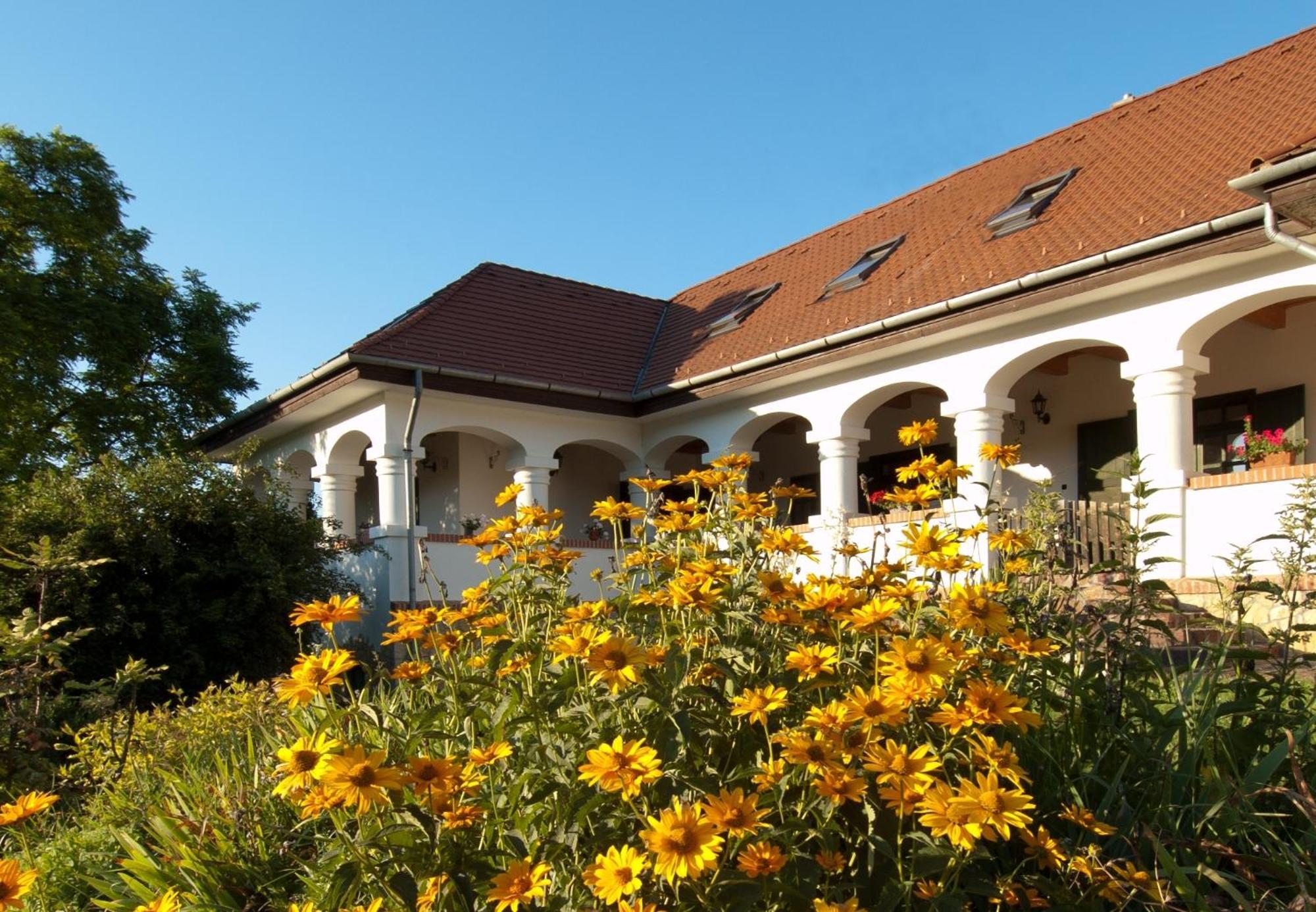 Somogy Kertje Ueduelofalu Es Etterem Bonnya Exterior foto